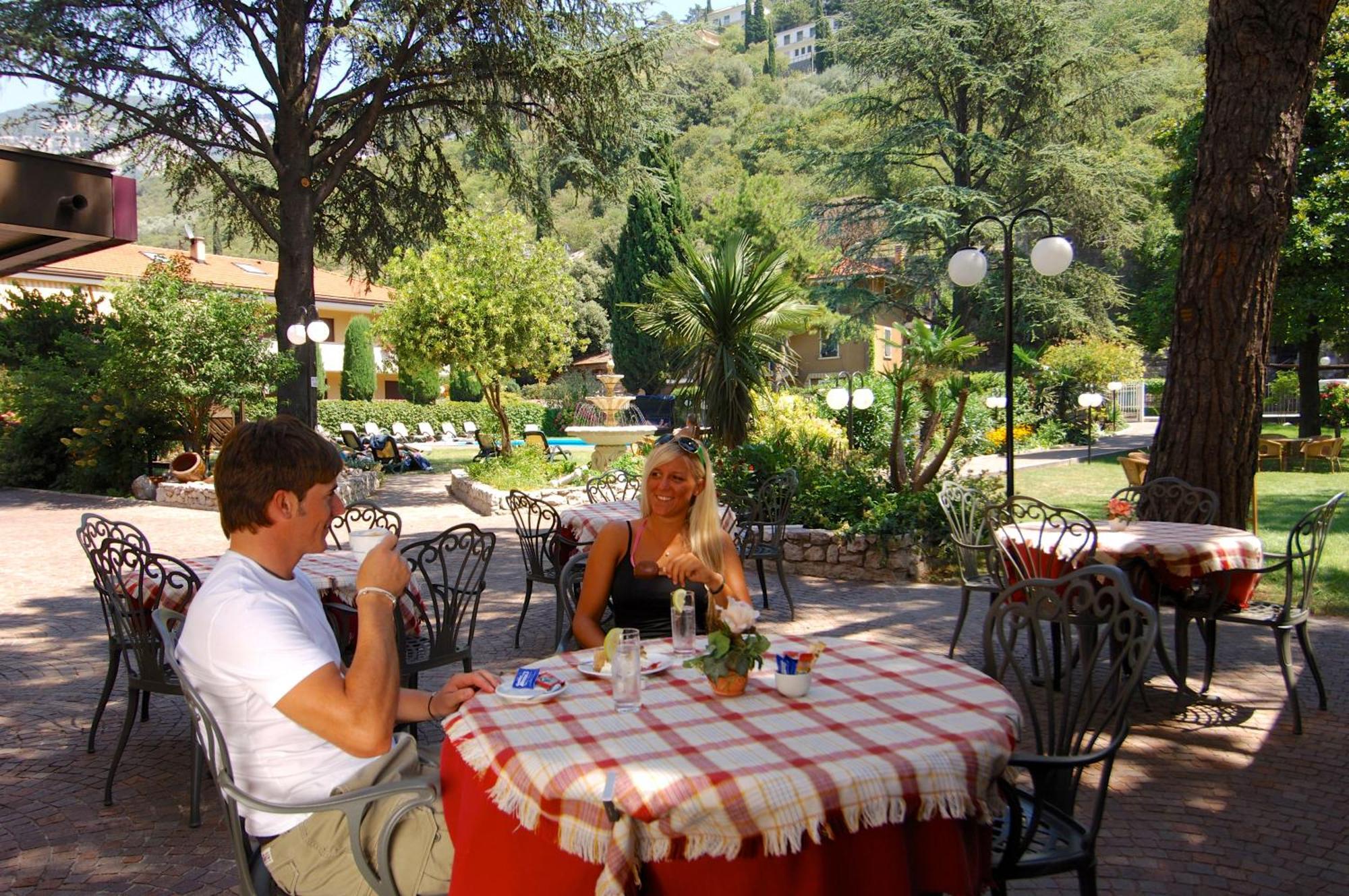 Hotel Elisabetta Torbole Sul Garda Ngoại thất bức ảnh